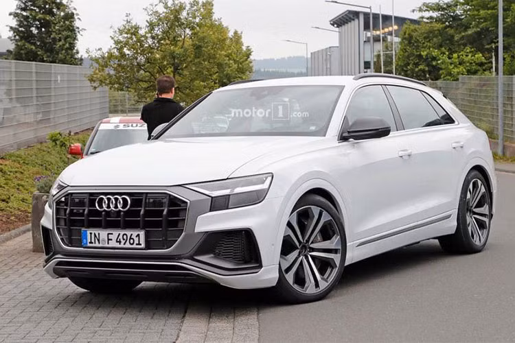 Audi đã từng vén màn mẫu Q8 phiên bản 2019, tuy nhiên hãng xe sang Đức mới đây đã đã bắt tay vào phát triển phiên bản hiệu suất cao SQ8 của mẫu SUV hạng sang này từ trước đó. Những hình ảnh ghi lại cảnh Audi SQ8 phiên bản 2019 chạy trên đường thử mới càng chứng tỏ điều này. 