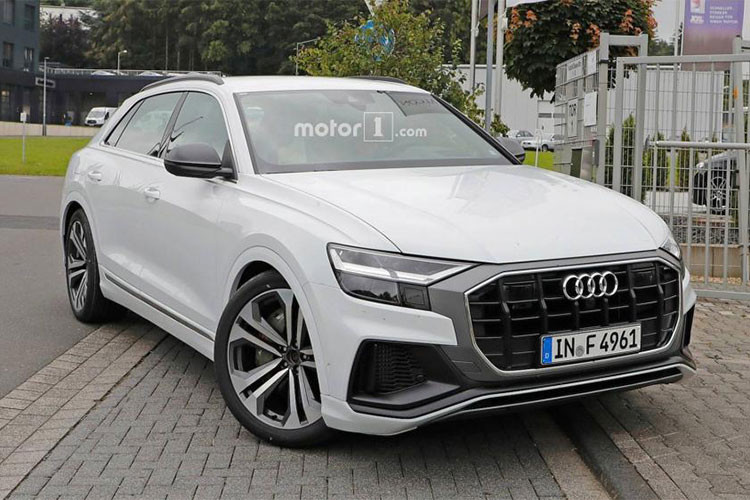 Hiện Audi Q8 đời 2019 đang là phiên bản mạnh nhất sở hữu công suất tối đa 444 mã lực. Trong khi đó, Audi SQ8 2019 được cho là sẽ sở hữu công suất tối đa 470 mã lực và mô-men xoắn cực đại 699 Nm.