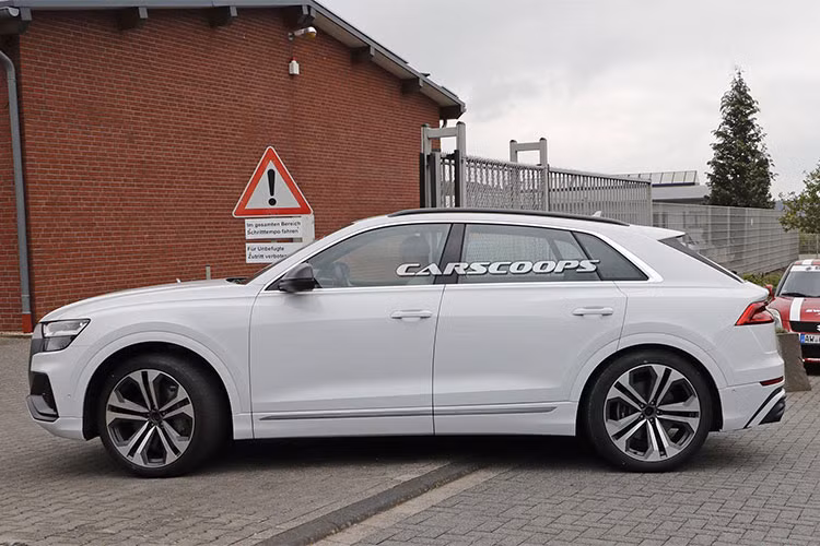 Khi chạy trên đường thử trên đường phố mới đây, mẫu xe Audi SQ8 phiên bản 2019 đã không hề được ngụy trang bên ngoài. Nhờ đó, những người quan tâm có thể phần nào biết trước diện mạo của tân binh nhà Audi.