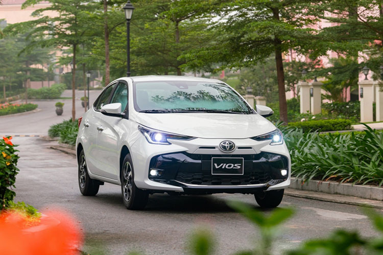 Trong khi Toyota Corolla Cross giảm doanh số đột ngột thì Toyota Vios lại bất ngờ tăng tốc. Trong tháng 9, lượng xe Vios bán ra lên tới gần 1.500 xe, cao gấp 5 lần doanh số tháng trước. Nhờ vậy Vios đã trở lại và góp mặt top 10 xe bán chạy nhất thị trường sau nhiều tháng vắng mặt. Kể từ đầu năm đến nay, doanh số cộng dồn của Toyota Vios đạt 7.480 xe, xếp thứ 7 toàn thị trường.