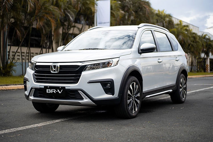 Ra mắt thị trường gần 2 tháng nhưng Honda BR-V đã nhanh chóng ghi danh trên bảng xếp hạng 10 xe bán chạy nhất nhờ những chính sách ưu đãi, giảm giá bán... Với doanh số 793 xe, BR-V đã vượt qua những cái tên kỳ cựu như City và CR-V để trở thành mẫu xe Honda ăn khách nhất tháng 9 vừa qua.
