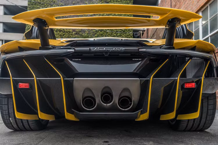 Siêu xe Lamborghini Centenario phiên bản đặc biệt này được trang bị khối động cơ V12 6.5L hút khí tự nhiên có khả năng sản sinh công suất tối đa 770 mã lực, hệ dẫn động toàn phần, hộp số ISR. Siêu bò Centenario có khả năng tăng tốc từ 0 – 100 km/h chỉ mất 2,8 giây, từ 0 – 300 km/h mất 23,5 giây và đạt vận tốc tối đa 350 km/h.