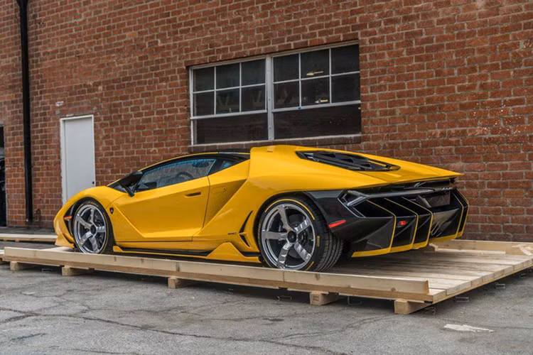 Chiếc xe được trang bị bộ mâm 5 cánh với kích thước 20 inch phía trước và 21 inch phía sau được tiện từ nhôm rèn nguyên khối, bao quanh là những chiếc lốp Pirelli PZero Corsa đặc biệt. Gắn phía trên bộ mâm còn có các cánh bằng sợi carbon để cải thiện hiệu năng khí động học cho xe. 