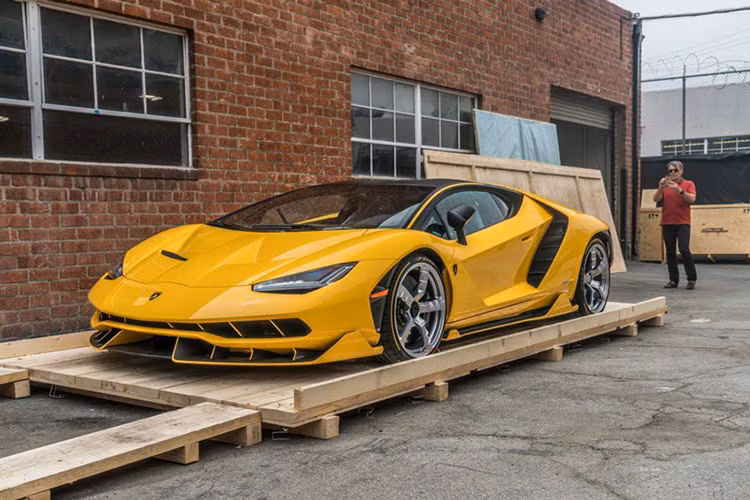 Mẫu Lamborghini Centenario với toàn bộ phần ngoại thất được sơn màu vàng. Các phần ốp vây cá, chi tiết màu vàng cũng như lớp lót mái, hút không khí phía sau, phần dưới của cánh di chuyển phía sau và trên máy hút cacbon. Hiện chưa có thông tin về nội thất chiếc xe này.
