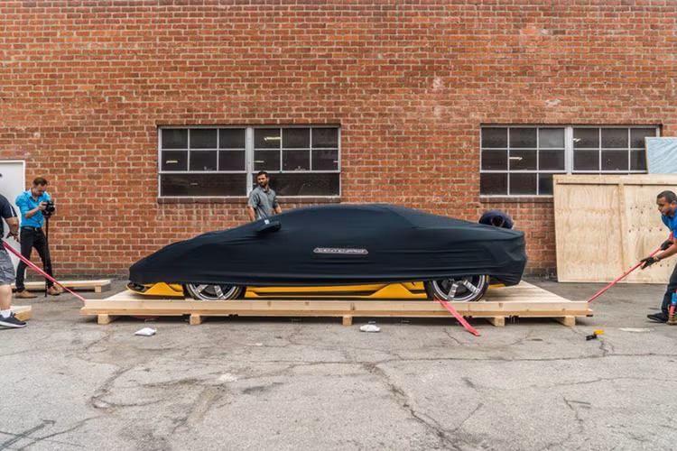 Mới đây tại một showroom Lamborghini ở California, Mỹ đón nhận thêm một chiếc siêu xe Lamborghini Centenario bản coupe, tính tới thởi điểm hiện tại thì thị trường Mỹ đã đón nhận tới 3 chiếc Centenario phiên bản mui cứng tại các thành phố khác nhau.