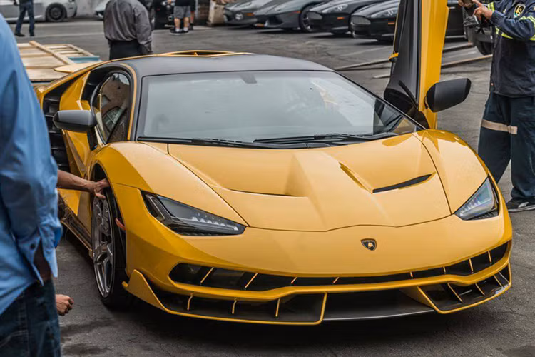 Hãng siêu xe của Italia chỉ sản xuất ra thị trường có đúng 20 chiếc coupe và 20 chiếc mui trần được sản xuất trên toàn thế giới. Ngoài thị trường Mỹ, những chiếc Lamborghini Centenario cũng có mặt tại Anh, các tiểu vương quốc Ả Rập thống nhất và Trung Quốc.