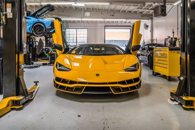 Chiếc Lamborghini Centenario màu vàng độc đáo được showroom Lamborghini Beverly Hills ở California, Hoa Kỳ nhập về là chiếc thứ 3 có mặt trên đất Mỹ tính đến thời điểm hiện tại. Tại thị trường Mỹ, những chiếc Centenario có giá bán khởi điểm 1,9 triệu USD, tương đương 43,1 tỷ đồng. Theo đại diện bán hàng của hãng siêu xe Lamborghini cho biết, hiện 40 chiếc Lamborghini Centenario đã bán hết.