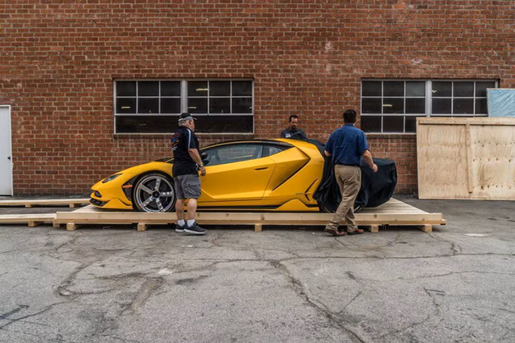 Trước đó, 1 chiếc Centenario màu Blu Nethuns đầu tiên cũng về miền tây Hoa Kỳ còn chiếc thứ 2 cũng vỏ carbon tô điểm thêm nhiều chi tiết sơn màu đỏ bắt mắt. Chiếc Lamborghini Centenario lần này có màu vàng toàn thân cực kỳ độc đáo khác hoàn toàn với những chiếc xe cùng dòng.