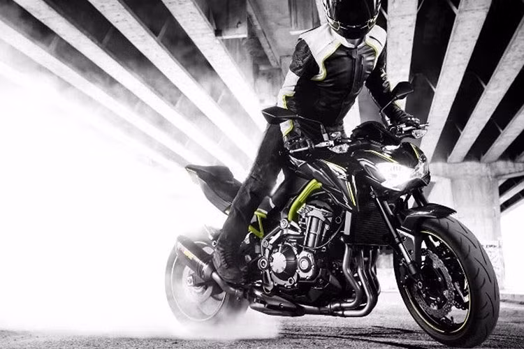 Gần đây, một số hình ảnh về chiếc xe môtô Kawasaki Z400 hoàn toàn mới của hãng xe Nhật Bản đang được lan truyền một cách rầm rộ. Mẫu xe được cho là sẽ thế chỗ đàn anh Z300 đang abns ra trên thị trường, giống như chiếc Sport bike Kawasaki Ninja 400 đã làm trước đó.