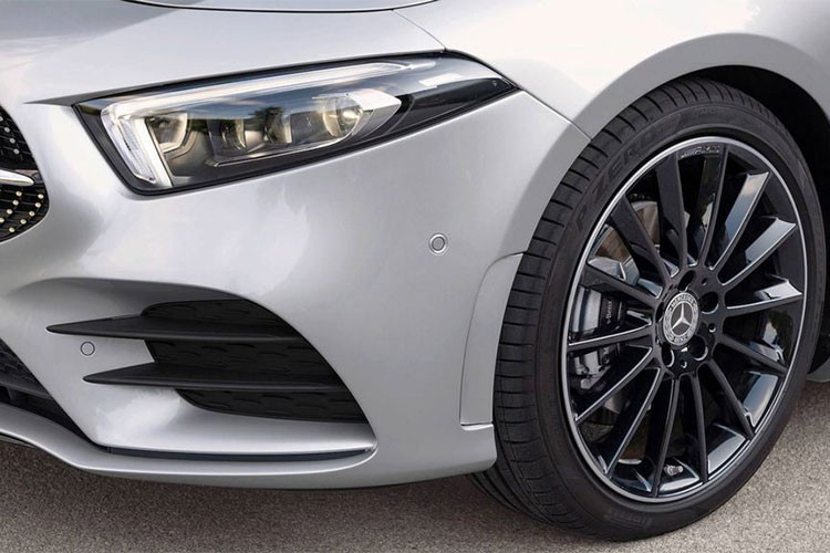 Xe sở hữu cặp đèn pha đèn chạy ban ngày dạng chữ L nhấn mạnh vào độ dốc của đầu xe và dạng lục giác tròn của lưới tản nhiệt. Có nhiều tùy chọn mâm từ 17 đến 19 inch tùy thuộc vào cấu hình và sở thích người dùng.