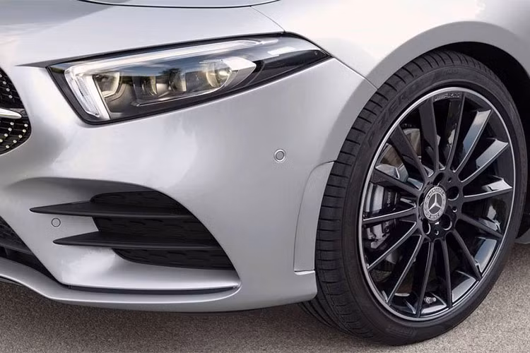 Xe sở hữu cặp đèn pha đèn chạy ban ngày dạng chữ L nhấn mạnh vào độ dốc của đầu xe và dạng lục giác tròn của lưới tản nhiệt. Có nhiều tùy chọn mâm từ 17 đến 19 inch tùy thuộc vào cấu hình và sở thích người dùng.