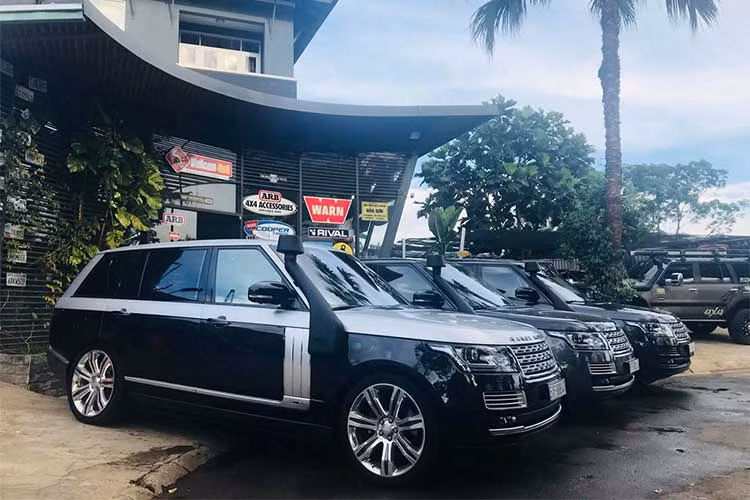 Không chỉ có Bentley Bentayga, 3 chiếc SUV hạng sang Range Rover SVAutobiography cũng lắp ống thở dù xe có thể chịu được mực nước lên tới 900 mm. Theo nguồn tin riêng, 3 chiếc Range Rover SVAutobiography và Bentley Bentayga đều thuộc sở hữu của một đại gia cà phê. 