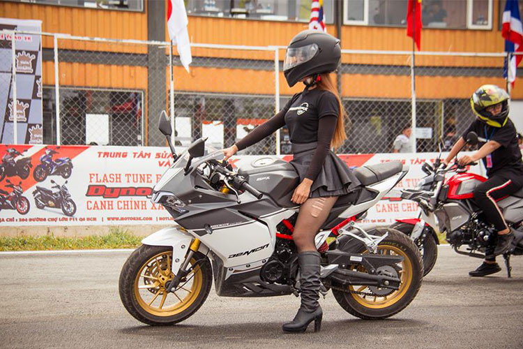 Được quan tâm nhất trong số các sản phẩm của GPX tại Việt Nam hiện nay chính là dòng sport bike cỡ nhỏ mang tên Demon 150GR với thiết kế giống với các mẫu xe Ducati Panigale của hãng môtô đến từ Ý. "Tiểu Ducati Panigale" GPX Demon 150GR sẽ có 2 phiên bản là tiêu chuẩn với 3 màu sơn đen, đỏ và trắng đi kèm với giá bán 63 triệu đồng.