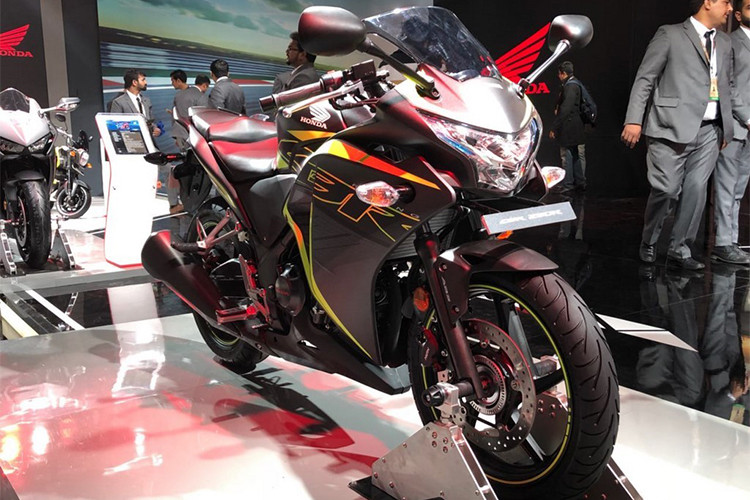 Sau màn ra mắt chính thức tại triển lãm Auto Expo 2018 hồi đầu năm, Honda tại Ấn Độ vừa chính thức công bố giá bán của mẫu xe môtô thể thao Honda CBR250R bản 2018. Cụ thể, phiên bản tiêu chuẩn của sẽ có giá 163.584 Rupee (đã bao gồm phí - tương đương 57,5 triệu đồng).