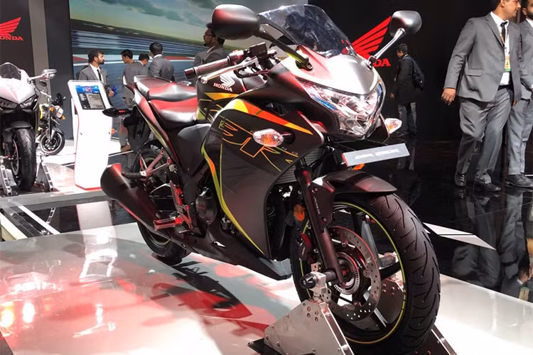 Sau màn ra mắt chính thức tại triển lãm Auto Expo 2018 hồi đầu năm, Honda tại Ấn Độ vừa chính thức công bố giá bán của mẫu xe môtô thể thao Honda CBR250R bản 2018. Cụ thể, phiên bản tiêu chuẩn của sẽ có giá 163.584 Rupee (đã bao gồm phí - tương đương 57,5 triệu đồng).