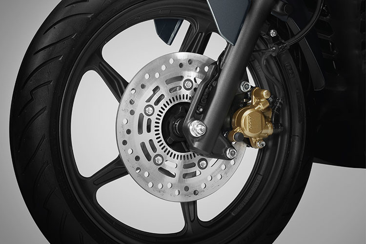 Bên cạnh việc nâng cao công suất, cả hai mẫu xe đều được áp dụng bộ giảm thanh và làm sạch không khí chuyên dụng bên trong ống xả để tối ưu hóa hiệu suất tiêu hao nhiên liệu. Thêm vào đó là hệ thống ngắt động cơ tạm thời - idling stop, giúp giảm tiếng ồn, mức tiêu hao nhiên liệu và nâng cao việc bảo vệ môi trường.