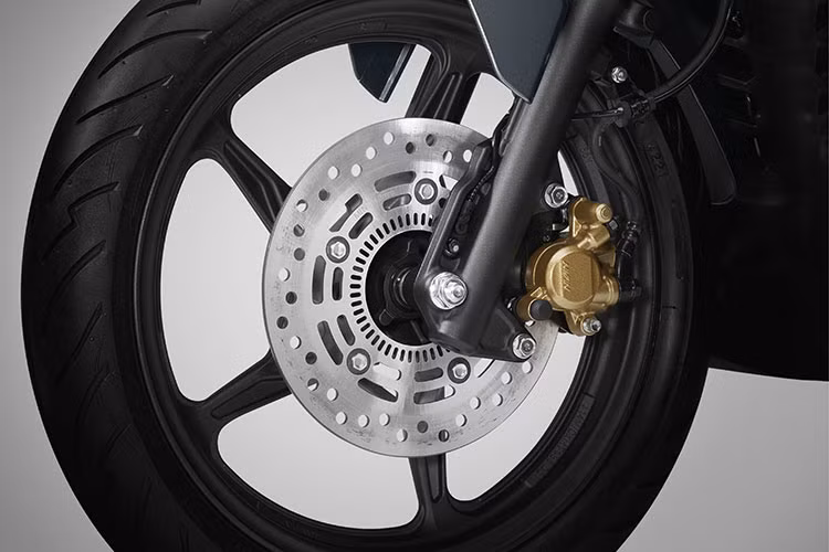 Bên cạnh việc nâng cao công suất, cả hai mẫu xe đều được áp dụng bộ giảm thanh và làm sạch không khí chuyên dụng bên trong ống xả để tối ưu hóa hiệu suất tiêu hao nhiên liệu. Thêm vào đó là hệ thống ngắt động cơ tạm thời - idling stop, giúp giảm tiếng ồn, mức tiêu hao nhiên liệu và nâng cao việc bảo vệ môi trường.