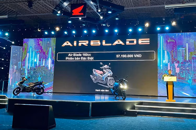 Mức giá xe Honda Air Blade 2023 phiên bản mới tại Việt Nam sẽ từ 42,09 triệu đồng cho phiên bản 125 tiêu chuẩn và 43,29 triệu đồng cho bản 125 đặc biệt. mức giá Honda Air Blade 160 từ 55,99 triệu đồng cho bản tiêu chuẩn và 57,19 triệu đồng cho bản đặc biệt. Ngoài ra xe cũng có nhiều phụ kiện kèm theo cho người dùng nâng cấp.