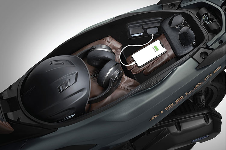 Đồng thời, việc làm ngắn hành trình van cũng giúp giảm lực cản do ma sát trong quá trình hoạt động. Ngoài ra, động cơ còn được trang bị hệ thống tăng xích cam thủy lực. Lực tì ổn định từ hệ thống tăng thủy lực giúp cho xích cam luôn duy trì được trạng thái hoạt động tốt nhất. Điều này giúp giảm ma sát, tiếng ồn và độ rung khi động cơ phải hoạt động ở cường độ cao, góp phần nâng cao hiệu quả sử dụng nhiên liệu.