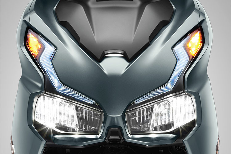 Thiết kế từ phần trung tâm đến đuôi xe được tinh chỉnh lại nhằm đem đến một diện mạo hầm hố hơn. Air Blade duy trì được kiểu dáng mạnh mẽ trong khi kích thước thân xe mang nét “thanh thoát và nhỏ gọn”. Sự gọn gàng trong diện mạo chắc chắn sẽ làm người sử dụng hài lòng khi di chuyển trong khu vực nội đô đông đúc hay điều kiện đường nhỏ hẹp.