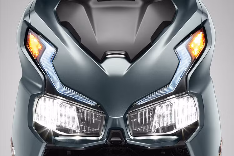 Thiết kế từ phần trung tâm đến đuôi xe được tinh chỉnh lại nhằm đem đến một diện mạo hầm hố hơn. Air Blade duy trì được kiểu dáng mạnh mẽ trong khi kích thước thân xe mang nét “thanh thoát và nhỏ gọn”. Sự gọn gàng trong diện mạo chắc chắn sẽ làm người sử dụng hài lòng khi di chuyển trong khu vực nội đô đông đúc hay điều kiện đường nhỏ hẹp.