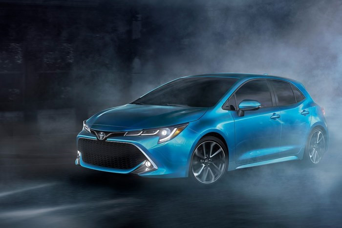 Toyota Corolla Hatchback 2019 tại Mỹ sử dụng động cơ xăng 4 xi-lanh, phun nhiên liệu trực tiếp, dung tích 2.0 lít. Động cơ này tạo ra công suất tối đa 168 mã lực và mô-men xoắn cực đại 205 Nm. Sức mạnh được truyền tới cầu trước thông qua hộp số sàn 6 cấp hoặc CVT. So với động cơ cũ, máy xăng 2.0 lít mới này nhỏ hơn và nhẹ hơn đồng thời giảm tình trạng rung cũng như tiếng ồn.