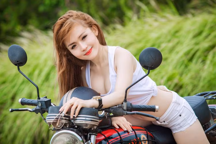 Xe sở hữu các chi tiết như đèn chiếu sáng trước/sau, công-tơ-mét hay gương chiếu hậu… mang đậm phong cách cổ điển, thậm chí là cũ. Chính vì vậy ngay sau khi sở hữu nhiều người chơi thường độ lại cá tính hơn.