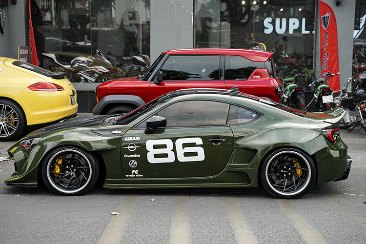 Về mặt ngoại thất, xe được trang bị bộ bodykit thân rộng lấy cảm hứng từ phong cách Rocket Bunny – một thương hiệu độ xe danh tiếng của Nhật Bản. Hệ thống ống xả nguyên bản đã được thay thế bằng bộ ống xả RES từ cổ pô đến lon pô, giúp âm thanh xe trở nên mạnh mẽ và thể thao hơn.