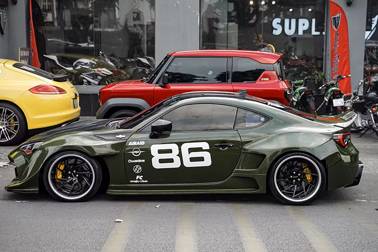 Về mặt ngoại thất, xe được trang bị bộ bodykit thân rộng lấy cảm hứng từ phong cách Rocket Bunny – một thương hiệu độ xe danh tiếng của Nhật Bản. Hệ thống ống xả nguyên bản đã được thay thế bằng bộ ống xả RES từ cổ pô đến lon pô, giúp âm thanh xe trở nên mạnh mẽ và thể thao hơn.