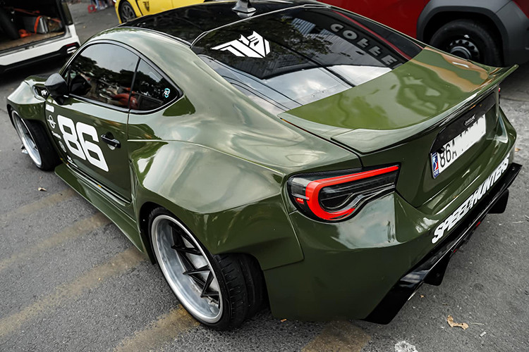 Mặc dù là một lựa chọn hấp dẫn đối với những người đam mê xe thể thao, nhưng Toyota FT-86 độ cũng tiềm ẩn một số rủi ro. Đầu tiên là vấn đề đăng kiểm, bởi theo quy định, những chiếc xe có thời gian sản xuất từ 7-20 năm sẽ có chu kỳ đăng kiểm định kỳ 12 tháng. Việc độ quá nhiều chi tiết có thể khiến xe gặp khó khăn trong quá trình kiểm định.