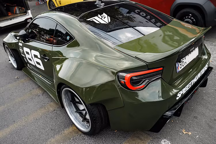 Mặc dù là một lựa chọn hấp dẫn đối với những người đam mê xe thể thao, nhưng Toyota FT-86 độ cũng tiềm ẩn một số rủi ro. Đầu tiên là vấn đề đăng kiểm, bởi theo quy định, những chiếc xe có thời gian sản xuất từ 7-20 năm sẽ có chu kỳ đăng kiểm định kỳ 12 tháng. Việc độ quá nhiều chi tiết có thể khiến xe gặp khó khăn trong quá trình kiểm định.