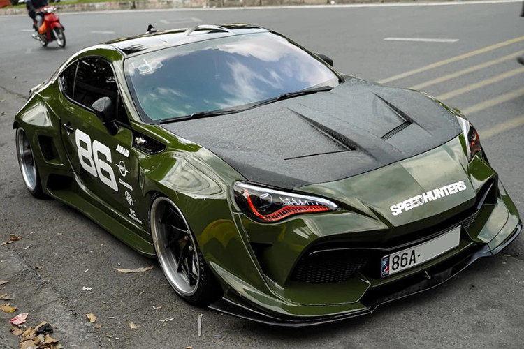 Mới đây, một cửa hàng kinh doanh xe tại TP.HCM đã rao bán chiếc Toyota FT-86 đời 2012 với mức giá gần 900 triệu đồng, có thể thương lượng. Chiếc xe đã lăn bánh khoảng 70.000km, vừa được bảo dưỡng và hoàn tất thủ tục đăng kiểm.