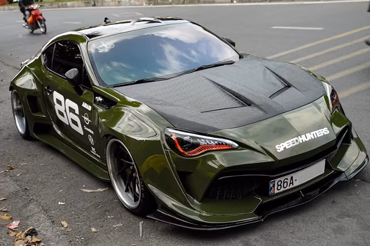 Mới đây, một cửa hàng kinh doanh xe tại TP.HCM đã rao bán chiếc Toyota FT-86 đời 2012 với mức giá gần 900 triệu đồng, có thể thương lượng. Chiếc xe đã lăn bánh khoảng 70.000km, vừa được bảo dưỡng và hoàn tất thủ tục đăng kiểm.