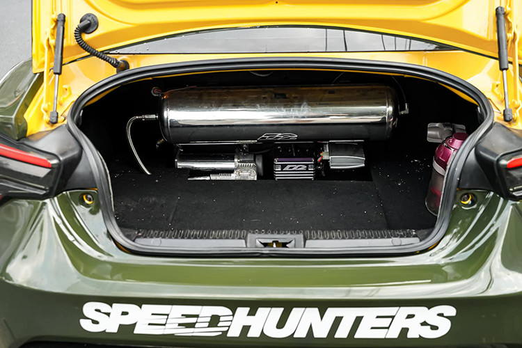 Với mức giá xe Toyota FT 86 độ gần 900 triệu đồng, người dùng có thể lựa chọn một số mẫu xe mới trong phân khúc gầm cao như Mazda CX-5, Hyundai Tucson hoặc sedan thể thao như MG7 (738 - 1.018 triệu đồng) và Honda Civic (789 - 999 triệu đồng). Tuy nhiên, Toyota FT-86 lại mang đến trải nghiệm thể thao độc đáo mà ít mẫu xe mới trong cùng tầm giá có thể sánh kịp.