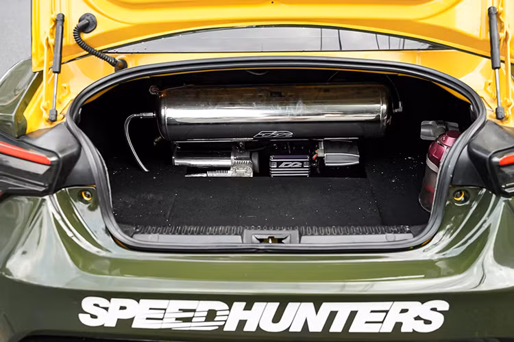 Với mức giá xe Toyota FT 86 độ gần 900 triệu đồng, người dùng có thể lựa chọn một số mẫu xe mới trong phân khúc gầm cao như Mazda CX-5, Hyundai Tucson hoặc sedan thể thao như MG7 (738 - 1.018 triệu đồng) và Honda Civic (789 - 999 triệu đồng). Tuy nhiên, Toyota FT-86 lại mang đến trải nghiệm thể thao độc đáo mà ít mẫu xe mới trong cùng tầm giá có thể sánh kịp.