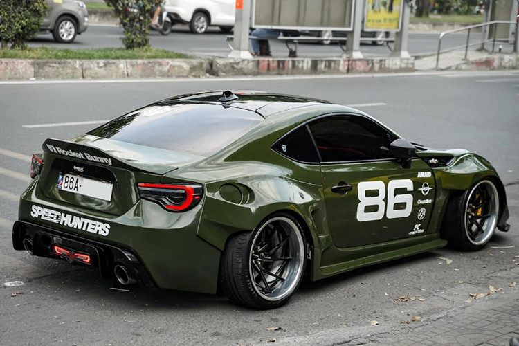 Chiếc Toyota FT-86 độ khủng này đã trải qua quá trình nâng cấp tại một xưởng độ nổi tiếng ở TP.HCM. Nguyên bản có màu đỏ, xe đã được sơn sang vàng trước khi dán decal đổi màu sang xanh lá, mang lại vẻ ngoài cá tính và bắt mắt hơn.