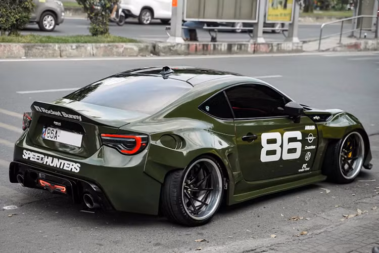 Chiếc Toyota FT-86 độ khủng này đã trải qua quá trình nâng cấp tại một xưởng độ nổi tiếng ở TP.HCM. Nguyên bản có màu đỏ, xe đã được sơn sang vàng trước khi dán decal đổi màu sang xanh lá, mang lại vẻ ngoài cá tính và bắt mắt hơn.