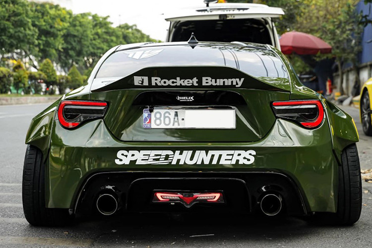 Ngoài ra, hệ thống giảm xóc cũng được nâng cấp với phuộc hơi của thương hiệu D2 Racing (Đài Loan), cho phép xe có thể nâng hạ gầm tùy ý. Tuy nhiên, theo chia sẻ từ xưởng độ, trang bị này không cải thiện đáng kể về độ êm ái khi vận hành mà chủ yếu phục vụ mục đích trình diễn.