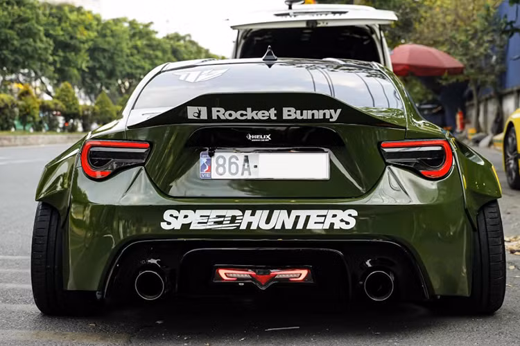 Ngoài ra, hệ thống giảm xóc cũng được nâng cấp với phuộc hơi của thương hiệu D2 Racing (Đài Loan), cho phép xe có thể nâng hạ gầm tùy ý. Tuy nhiên, theo chia sẻ từ xưởng độ, trang bị này không cải thiện đáng kể về độ êm ái khi vận hành mà chủ yếu phục vụ mục đích trình diễn.