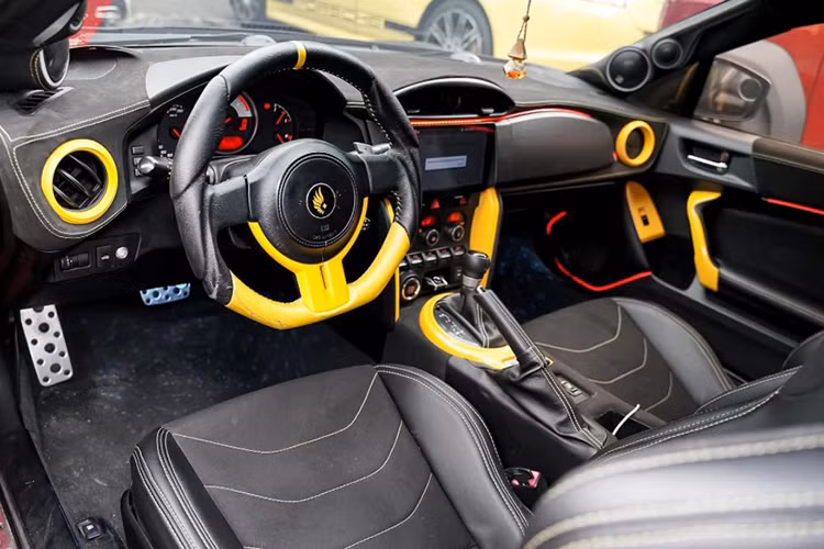 Không chỉ được chăm chút về ngoại hình, nội thất của chiếc FT-86 cũng được nâng cấp với hệ thống âm thanh Helix Car Audio. Xe được trang bị thêm loa tweeter, mid-high trên cột A, loa mid-low ở hai cửa trước và hệ thống loa sub, ampli đặt ở hàng ghế sau. Màn hình trung tâm cũng đã được thay thế bằng màn hình Android, hỗ trợ kết nối đa phương tiện. 