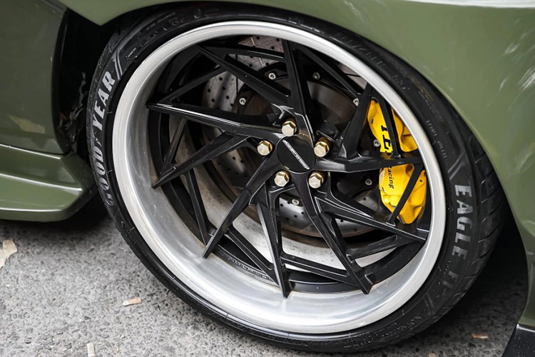 Nhằm đồng bộ với phong cách thể thao, cụm đèn trước đã được nâng cấp lên loại Bi-Laser hiện đại. Bộ mâm nguyên bản được thay thế bằng mâm hợp kim 19 inch đi kèm hệ thống phanh hiệu suất cao, gồm đĩa phanh và heo phanh của thương hiệu Tei Racing. 