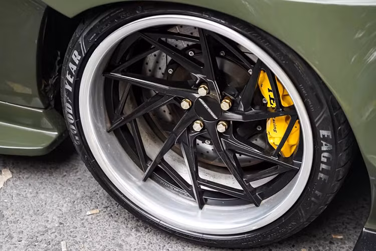 Nhằm đồng bộ với phong cách thể thao, cụm đèn trước đã được nâng cấp lên loại Bi-Laser hiện đại. Bộ mâm nguyên bản được thay thế bằng mâm hợp kim 19 inch đi kèm hệ thống phanh hiệu suất cao, gồm đĩa phanh và heo phanh của thương hiệu Tei Racing. 