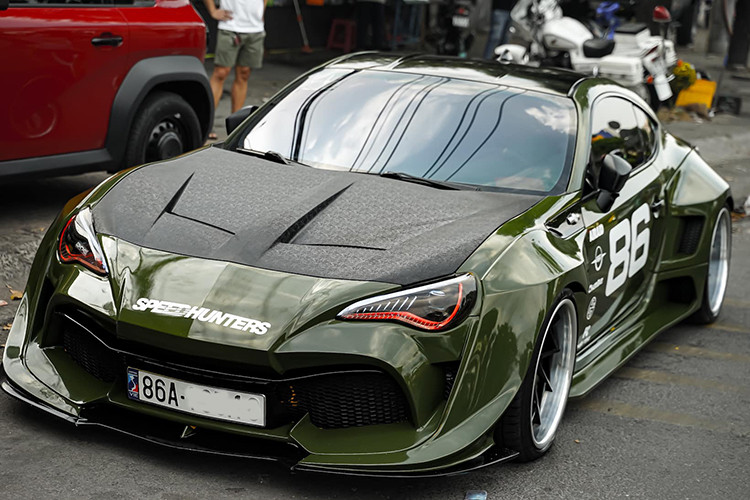 Bên cạnh đó, các phụ tùng độ như hệ thống ống xả, phanh, phuộc hơi đều được nhập khẩu từ nước ngoài, không có sẵn tại Việt Nam. Do đó, việc thay thế hay bảo dưỡng sẽ gặp nhiều bất tiện và tốn kém hơn so với xe nguyên bản. 