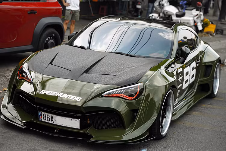 Bên cạnh đó, các phụ tùng độ như hệ thống ống xả, phanh, phuộc hơi đều được nhập khẩu từ nước ngoài, không có sẵn tại Việt Nam. Do đó, việc thay thế hay bảo dưỡng sẽ gặp nhiều bất tiện và tốn kém hơn so với xe nguyên bản. 