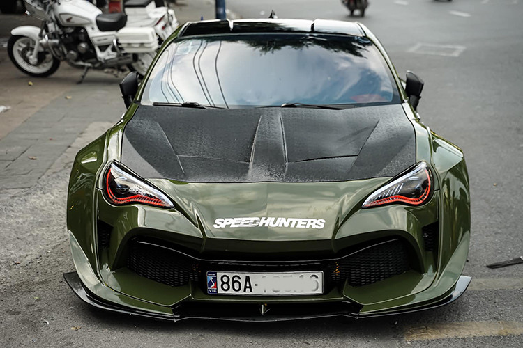 Điểm đặc biệt của chiếc FT-86 này chính là gói độ có giá trị lên đến hơn 600 triệu đồng, khiến mức giá sang nhượng cao hơn đáng kể so với những chiếc cùng đời khác. Người bán nhấn mạnh rằng, với những nâng cấp đáng kể cả về ngoại hình lẫn hiệu suất, chiếc xe sẽ mang đến trải nghiệm lái độc đáo cho những tín đồ mê xe thể thao.