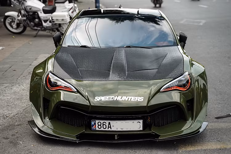 Điểm đặc biệt của chiếc FT-86 này chính là gói độ có giá trị lên đến hơn 600 triệu đồng, khiến mức giá sang nhượng cao hơn đáng kể so với những chiếc cùng đời khác. Người bán nhấn mạnh rằng, với những nâng cấp đáng kể cả về ngoại hình lẫn hiệu suất, chiếc xe sẽ mang đến trải nghiệm lái độc đáo cho những tín đồ mê xe thể thao.