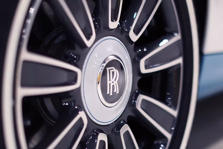 Lưới tản nhiệt mạ chrome sáng bóng, hai đèn pha hồ quang xenon kết hợp cùng dải LED định vị nổi bật ở phần đầu xe. Drophead Coupe có 44.000 màu sắc khác nhau. Giống như những chiếc Rolls-Royce khác hiện nay, biểu tượng Spirit of Ecstasy có thể thu vào để chống lấy cắp khi xe tắt máy hoặc người lái có thể tùy chọn giấu vật trang trí này khi không cần thiết.