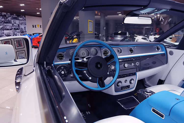 Nội thất xe được làm từ chất liệu da cao cấp màu trắng và màu ngọc lam “tông xuyệc tông” với màu ngoại thất, cùng điểm nhấn là các chi tiết sợi carbon. Thiết kế nội thất được cho là lấy cảm hứng từ mẫu thuyền cao tốc Riva Aquarama nhưng không có bệ gỗ tếch phía sau nên phần nội thất có vẻ giống thiết kế của du thuyền hơn.