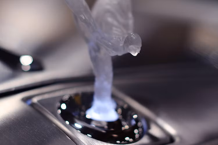 Chiếc Phantom Drophead Coupe được niêm yết giá tại showroom siêu xe mang tên Seven Car Lounge ở Ả-rập Xê-út này chính là chiếc cuối cùng rời khỏi nhà máy Good Wood của Rolls-Royce, chấm dứt một thời kỳ vinh quang của dòng xe siêu sang nổi tiếng bậc nhất thế giới này. 