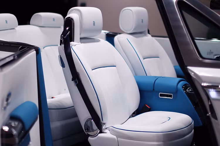 Dĩ nhiên nếu muốn chi phí ít hơn mà vẫn có thể tậu được, khách hàng chỉ cần bỏ ra khoảng 330.000 đô la là đã có một chiếc Dawn mới tinh hoặc mua lại xe cũ... Thế nhưng khi đi mua một chiếc Rolls-Royce, chẳng có ai lại tính đến chuyện tiết kiệm tiền bao giờ cả.